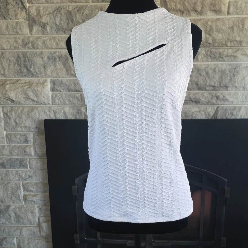 red By BKE Women's White Textured Sleeveless Keyhole Top. Size Large